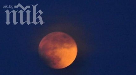 луната все повече отдалечава земята