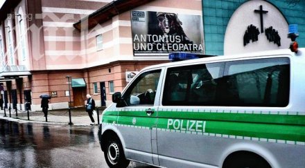 български клошари подгонили железен прът младежи берлин