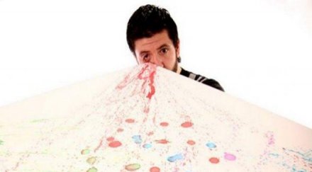 художник рисува картини изстисквайки боя окото