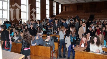 скандал 350 студенти чакаха проф токушев лекция дойде обясни пеевски снимки