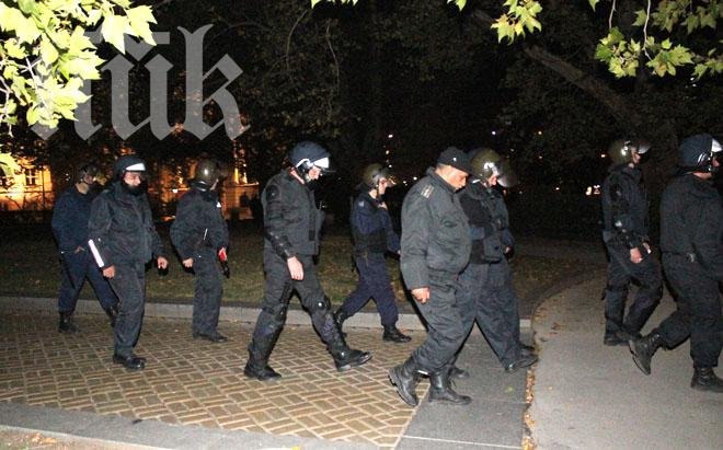 Полицията се вряза сред протестиращите в градинката до Университета (снимки)