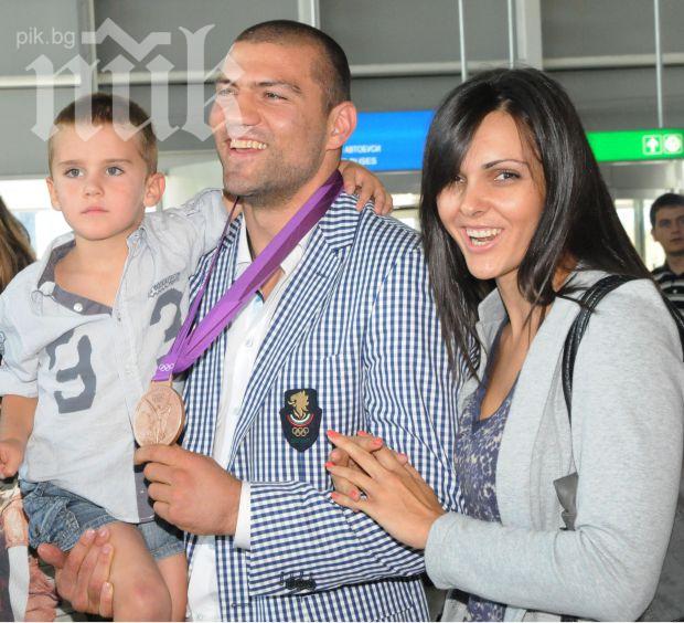 Жената на Тервел Пулев избяга в Турция със сина му
