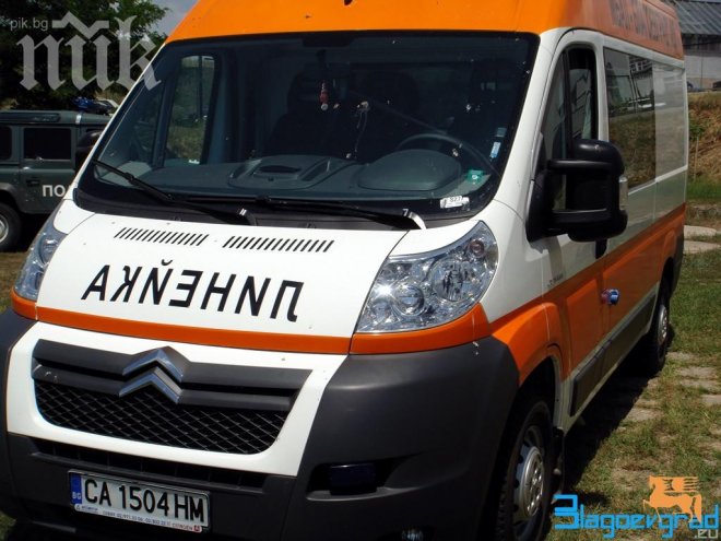 Мъж затисна жена си с кола, едва не я уби