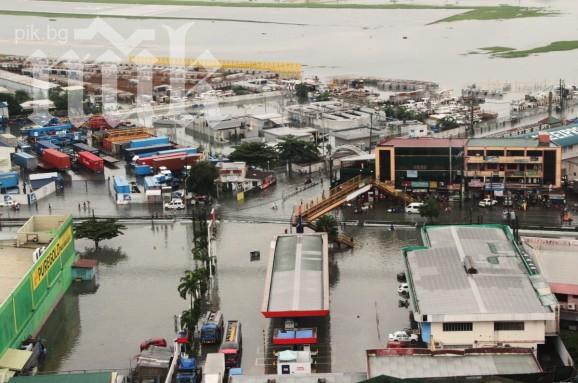 Половин милион евакуирани заради тайфун в Китай (видео)