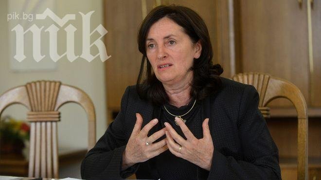 Даниела Бобева дава работа на студенти в парламента чрез конкурс с есе