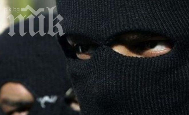 Свиреп екшън на главен път Е-79! Четирима гангстери с автомати нападнаха семейство!