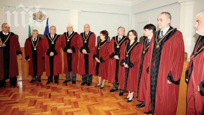 Съдии на самите себе си