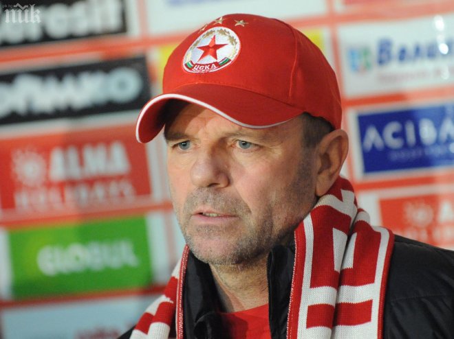 Стойчо Младенов подкрепи колегата си Петев срещу феновете на Левски