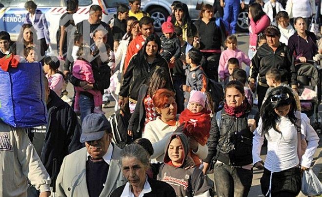 Роми се млатят за безплатни боб и леща пред БЧК 