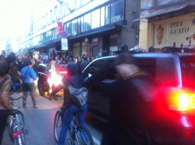 Протестиращи блокираха джипа на Пламен Орешарски (уникално видео)