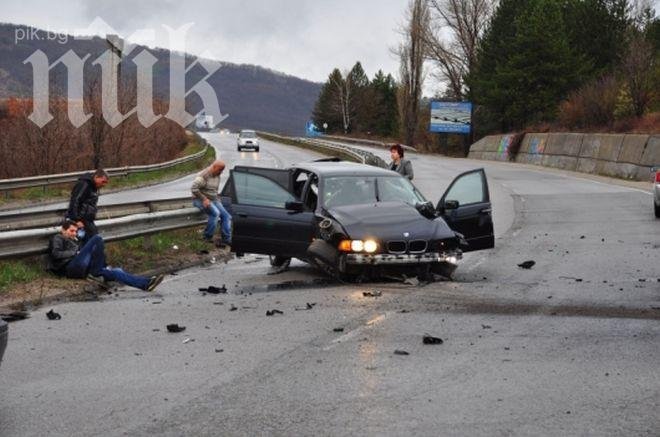 Ад на пътя! Бесни шофьори пратиха 3 деца в болница с опасност за живота