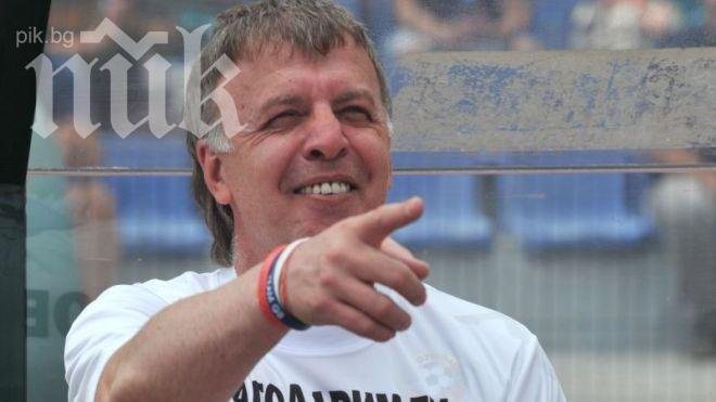 Наско и Йовов успокояват фенове, които посрещнаха Петев с: Махай се, чорбар!