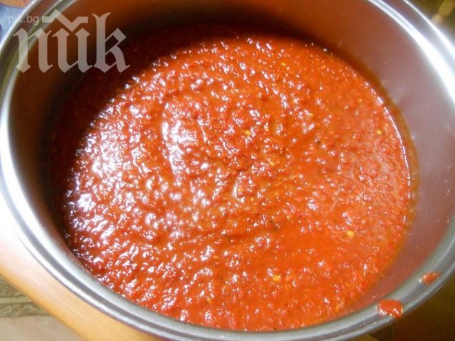 Българи въртят бизнес на черно в Европа с лютеница и ракия