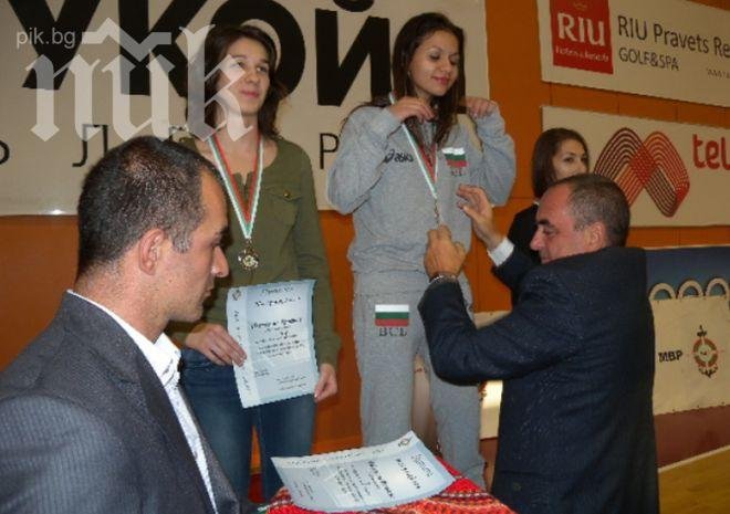 Ченгета си раздаваха ритници в града на Тодор Живков