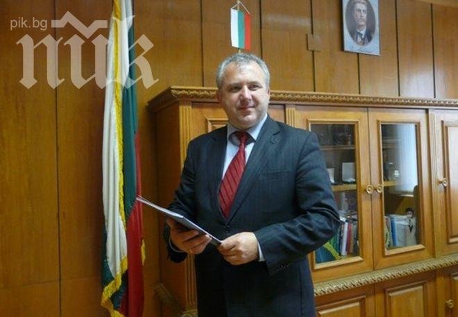 Орешарски освободи и шефа на Агенцията за българите в чужбина