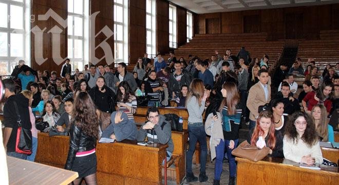 Скандал! 350 студенти чакаха проф. Токушев на лекция, той не дойде да им обясни за Пеевски (снимки)