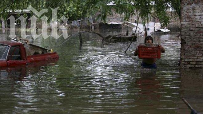 Повече от 150 души загинаха от наводненията в Азия