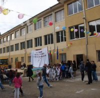 Баща провеси от втория етаж съученик на сина си