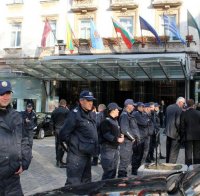 Орешарски се очаква да излезе от „Шератон” към 19,00 ч., напрежението се покачва