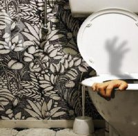 Кошмар! Тоалетна чиния избухна в лицето на мъж