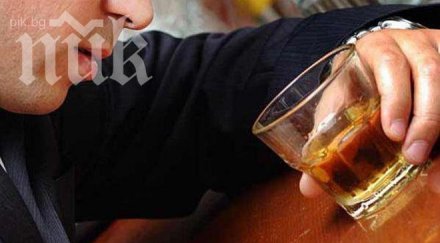 годишен рожденик наля бутилка уиски изпадна делириум