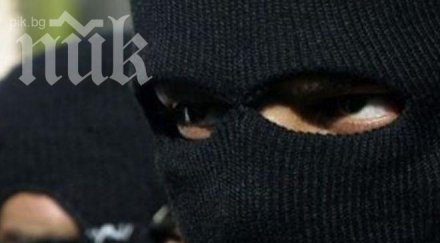 маскирани гангстери плячкосаха огромна сума бронирана каса