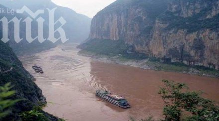 души изчезнаха сред срутването мост