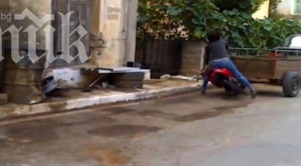 младеж снима гаджето пребива мотор