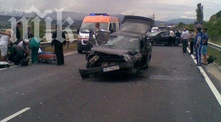 четирима болница адски челен сблъсък два автомобила