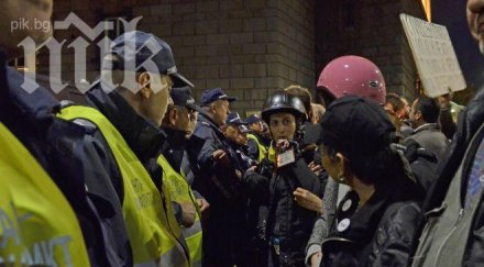 пак напрежение парламента протестиращи дърпат загражденията