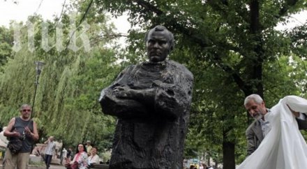 митко бомбата паметник лекар учител