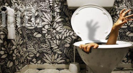 кошмар тоалетна чиния избухна лицето мъж