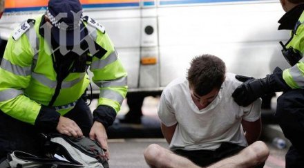 подивял мъж опря нож гърлото сервитьорка заради надписана сметка