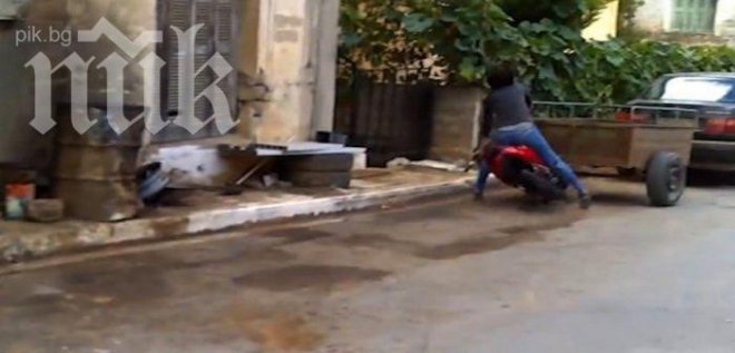 Младеж снима гаджето си как се пребива с мотор 