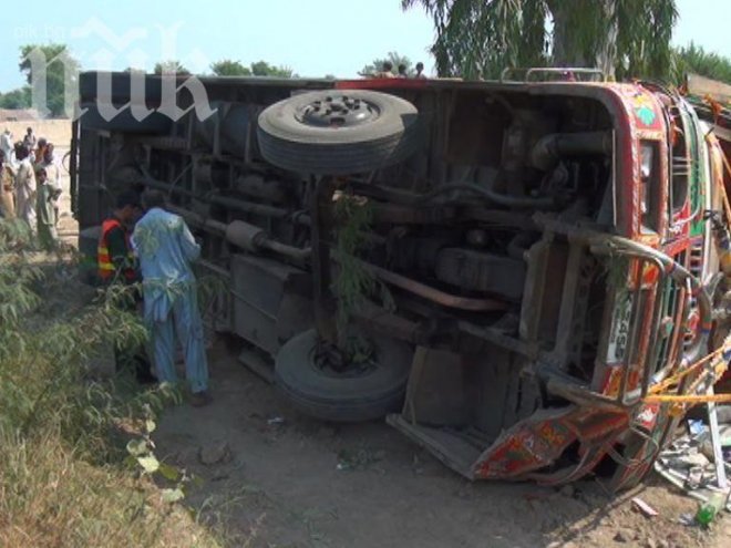 34 французи ранени в автобусна катастрофа в Индия 