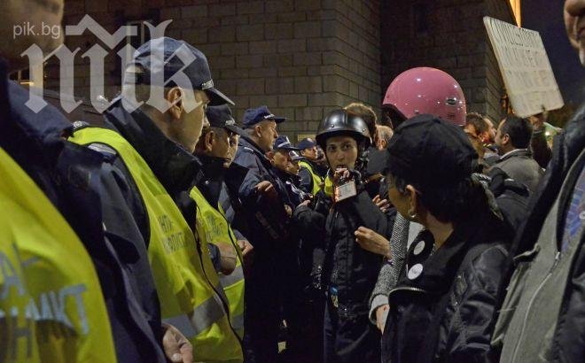 Пак напрежение пред парламента – протестиращи дърпат загражденията