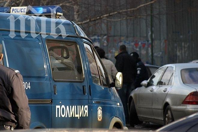 Екшън! Обезумял мъж стреля на месо в кръчма в Ихтиман