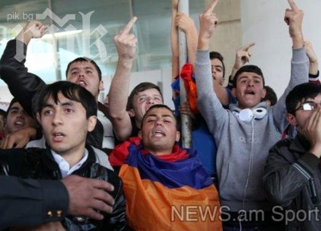 Вижте снимки от грозното посрещане на националите в Ереван