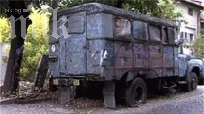 Пловдивчанин живее от 20 години в стар камион ЗИЛ