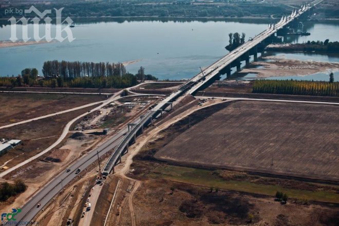 Скандално: Асфалтът на златния Дунав мост 2 вече се пропуква 