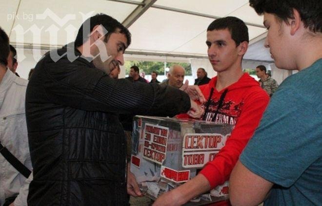 Футболистите на ЦСКА събират пари за хореография, Стойчо дал 15 лева