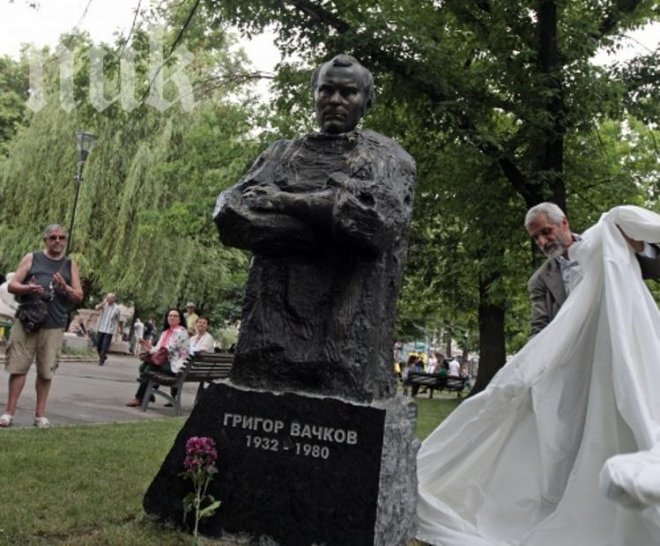 На Митко Бомбата – паметник, на лекар и учител - няма