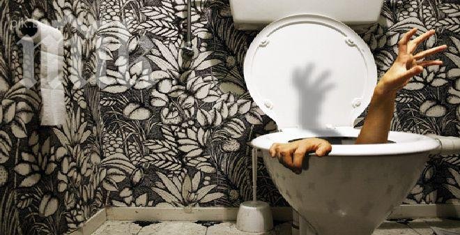 Кошмар! Тоалетна чиния избухна в лицето на мъж