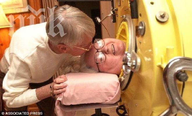 Зла орис! Жена живее и работи 61 години в метална тръба (видео)