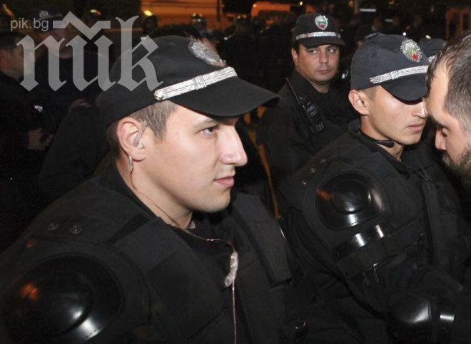 Приключи 122-ят протест, полицията продължава да патрулира