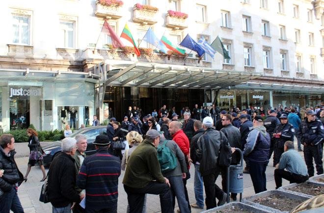 Орешарски влезе през задния вход на Шератон. 20 протестиращи го чакат с нетърпение! 