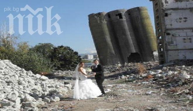 Актьори се ожениха сред руините на взривените силози в Благоевград