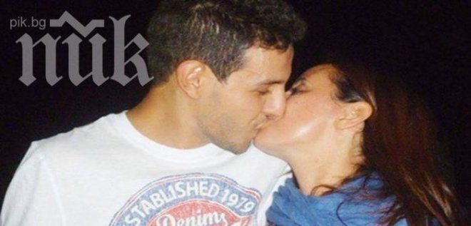 Масова целувка в подкрепа на заплашени със затвор младежи
