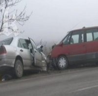 Адски челен сблъсък между пикап и бус в мъглата – трима загинаха, двама са тежко ранени (обновена)