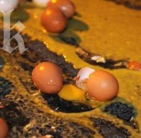 Екшън в Бургас! Бивш военен хвърля яйца и картофи по малки момиченца